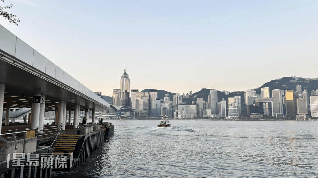 天文台指廣東地區天色大致良好，天氣極端酷熱。蔡楚輝攝