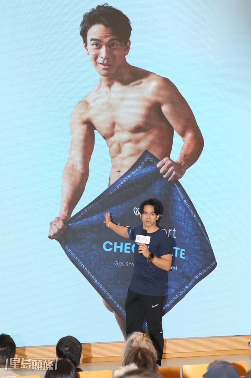 為了拍宣傳照,他積極操fit身形。 為了拍宣傳照,他積極操fit身形。