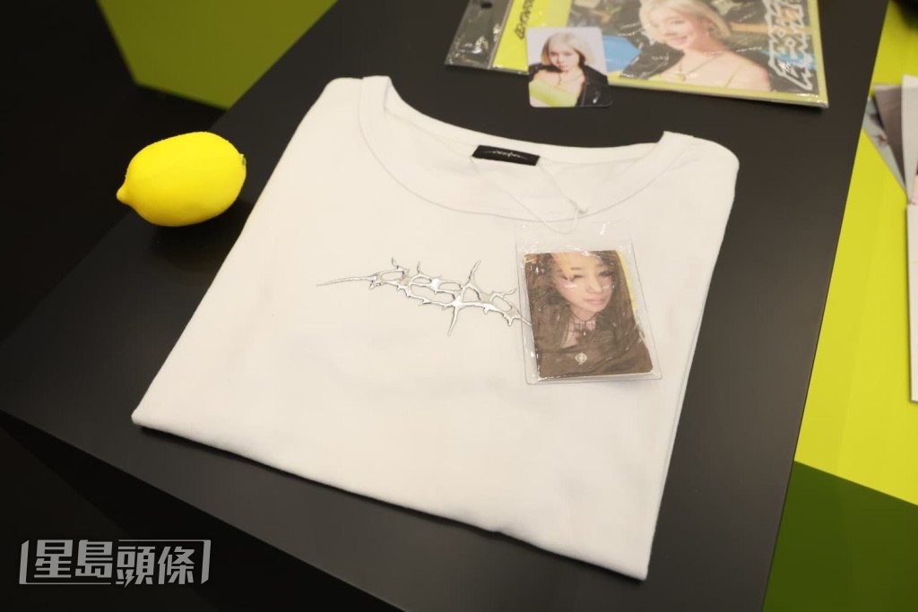 穿偶像上身。