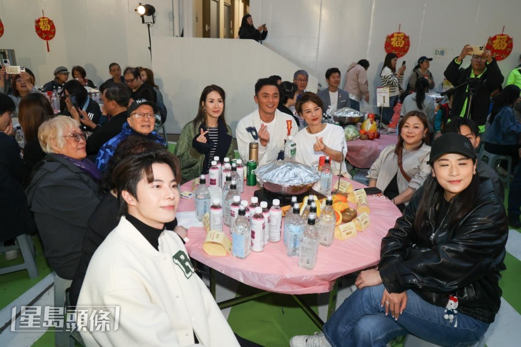 林正峰、莊思明、楊明、樂易玲及一班《中年好聲音》歌手等昨晚（7日）到啟德出席盆菜宴。