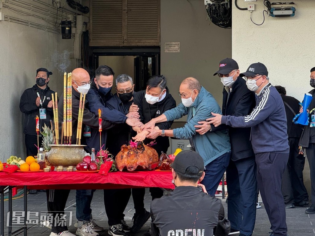 學友與工作人員在紅館外舉行拜神儀式。