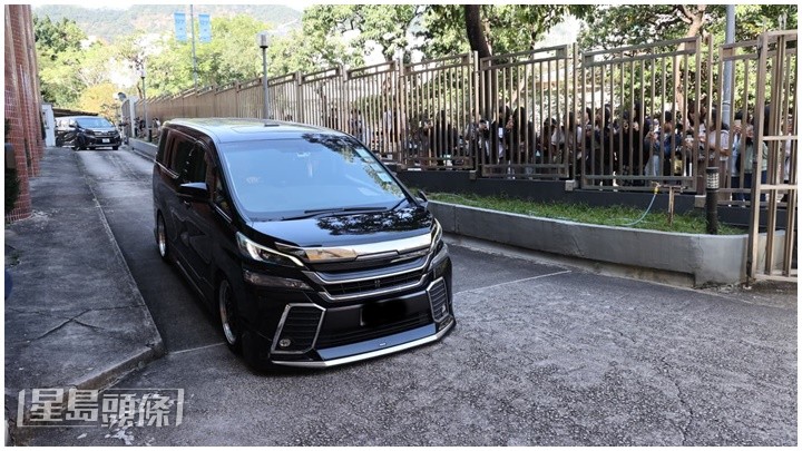 成員逐一上車離開。