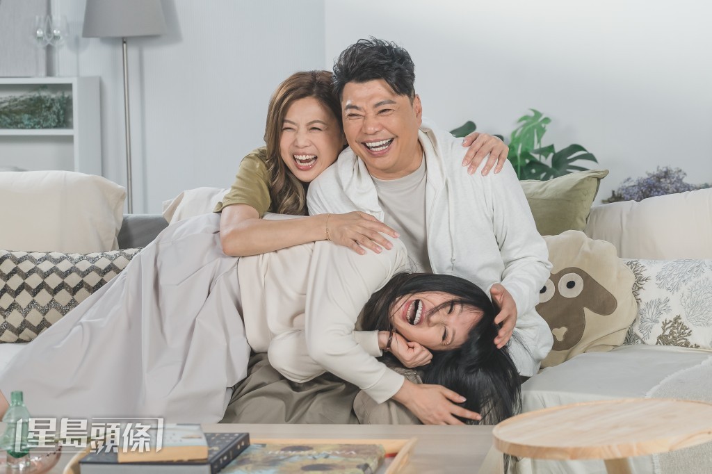 三人首次一齊主持節目訪問圈中好友。