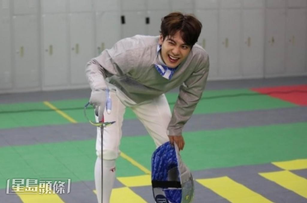 Jackson曾為港隊摘下亞洲青少年擊劍錦標賽金牌,出道後再獲邀玩劍擊,感觸良多。 Jackson曾為港隊摘下亞洲青少年擊劍錦標賽金牌,出道後再獲邀玩劍擊,感觸良多。