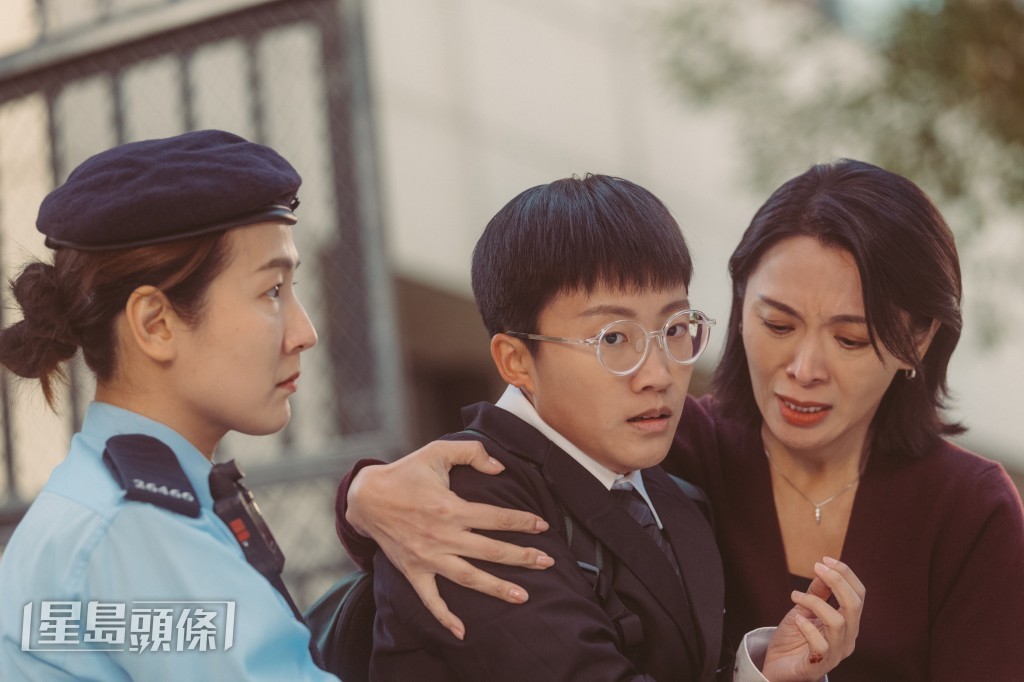 劉倬昕（左）在「天台殺人案」反串演男生，感謝飾演其母親的陳煒戲裏戲外的愛錫。