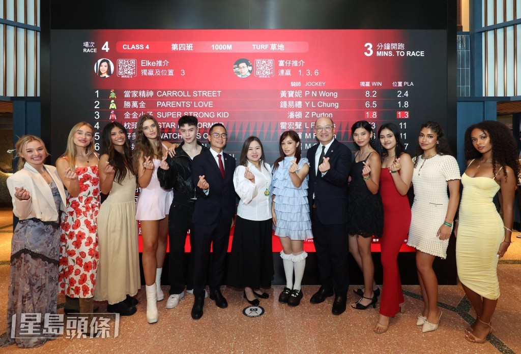 ) 一眾Now United 成員與香港特區政府文化體育及旅遊局局長羅淑佩(中)、香港賽馬會客戶策略、體驗及創新事務執行總監侯德洋(左六)、香港賽馬會公司事務執行總監譚志源(右五)合照。 ) 一眾Now United 成員與香港特區政府文化體育及旅遊局局長羅淑佩(中)、香港賽馬會客戶策略、體驗及創新事務執行總監侯德洋(左六)、香港賽馬會公司事務執行總監譚志源(右五)合照。