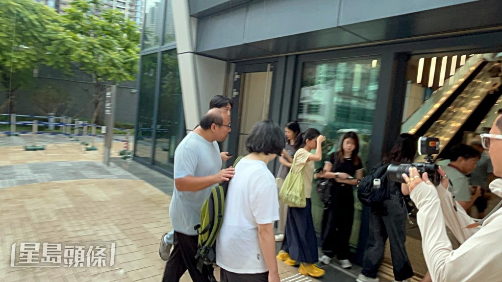 Danny父母到將軍澳入境處總部辦出世紙。楊偉亨攝 Danny父母到將軍澳入境處總部辦出世紙。楊偉亨攝