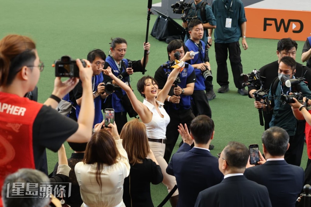 華莎走落台與觀眾揮手。