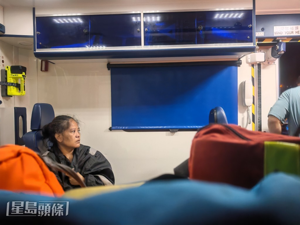 女傭吸入濃煙不適。 女傭吸入濃煙不適。