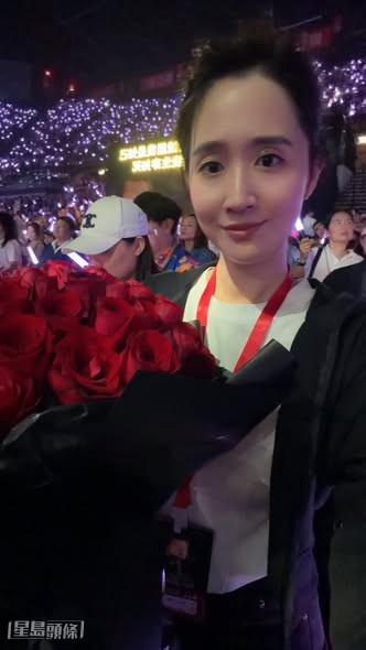 王妤嫻今日在社交網分享與鮮花的合照。