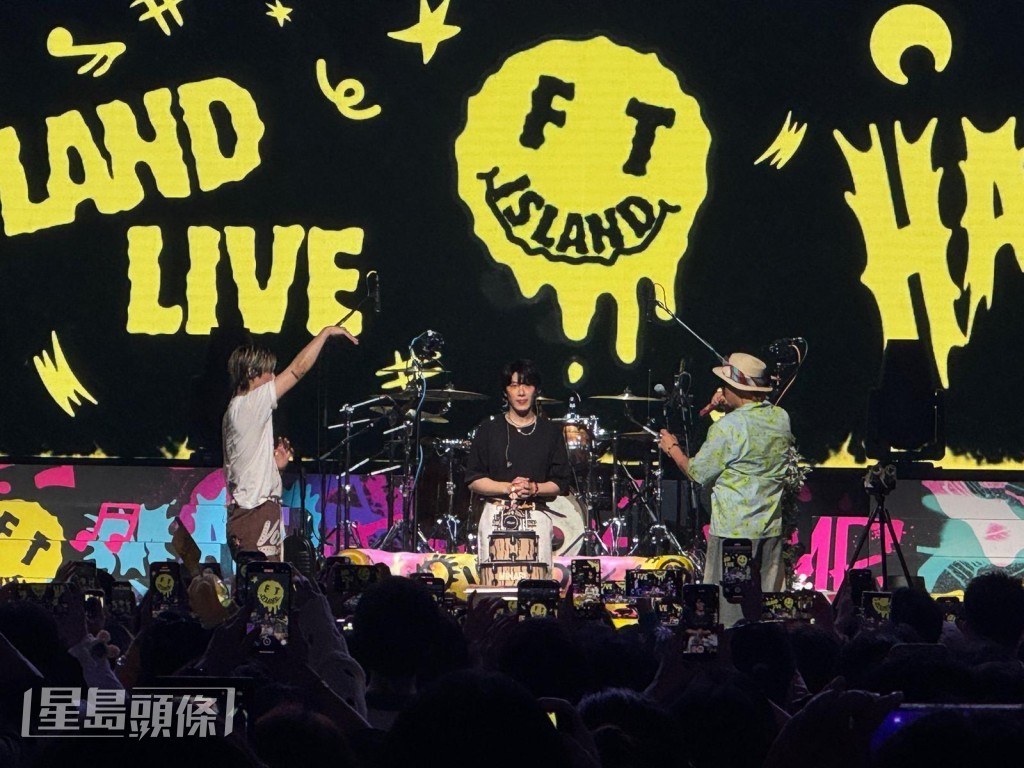 又捧出粉絲準備蛋糕幫在本月11日33歲生日的崔敏煥補祝生日及慶祝他復出。