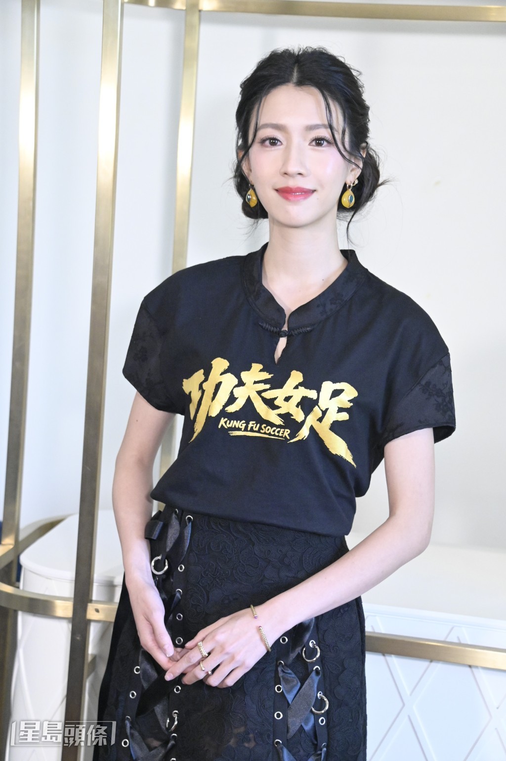 蔡思貝在拍攝時需要吊威也，但不慎受傷。