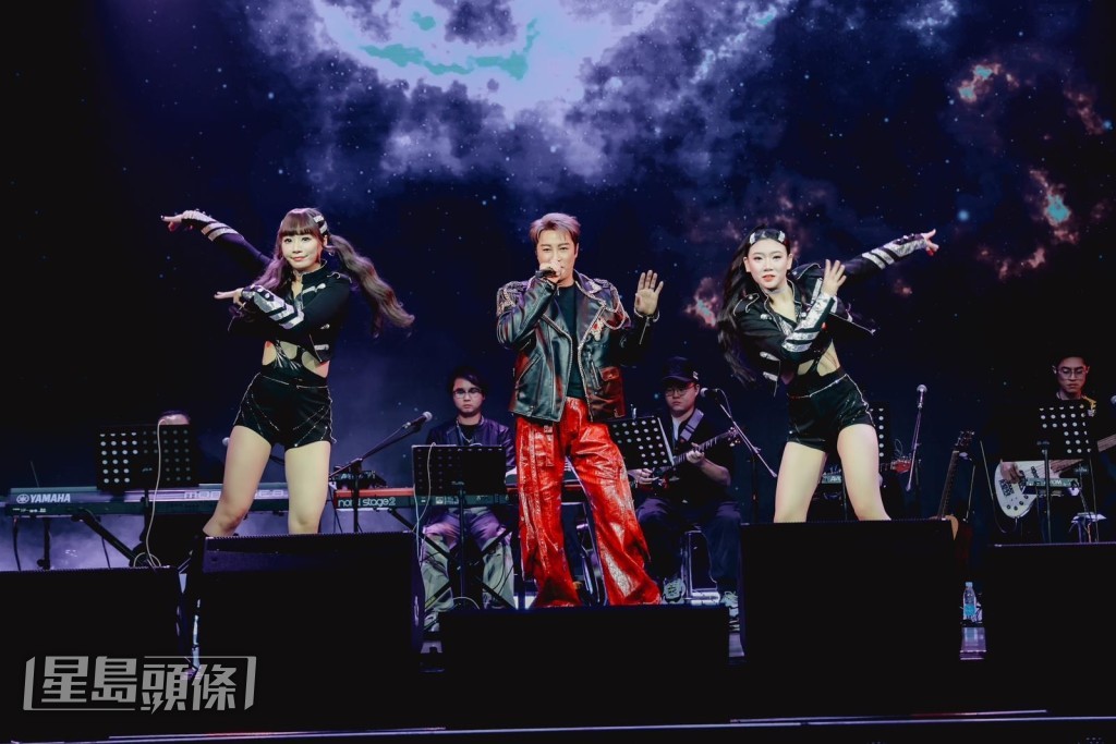 最後他以一曲《美麗曾經》為廣州站個唱畫上完美句號。 最後他以一曲《美麗曾經》為廣州站個唱畫上完美句號。