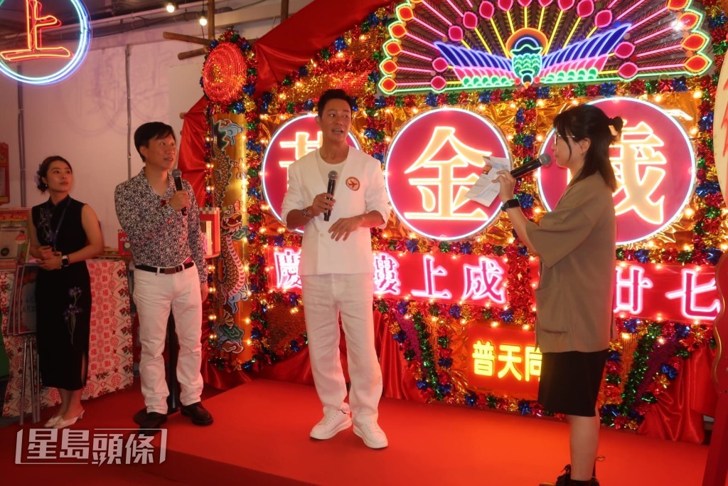 現場懷舊的布景很有特色,張兆輝坦言勾起年少回憶。 現場懷舊的布景很有特色,張兆輝坦言勾起年少回憶。