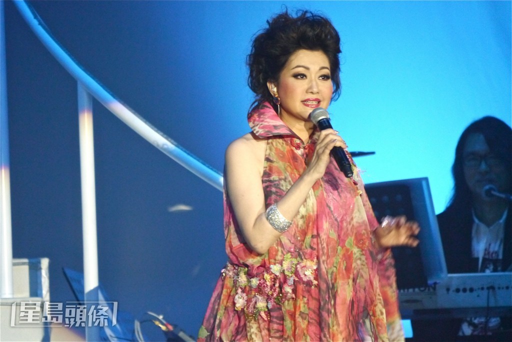 胡美仪希望借着歌声，提醒市民始终对生活怀抱希望。