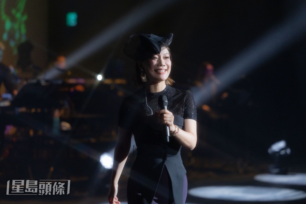 龍婷在演唱會中也特別首唱從未曝光、由金曲獎得主蕭煌奇特別寫給她的新歌《在來的路上》。