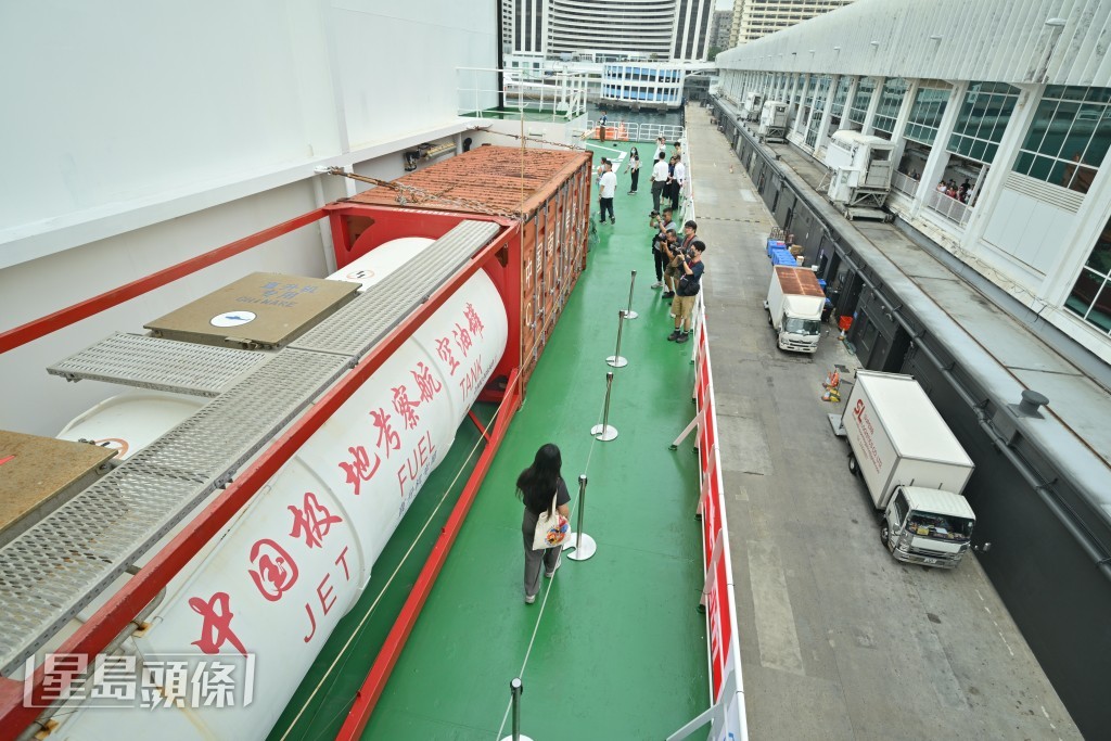 极地科考破冰船“雪龙2”甲板。苏正谦摄