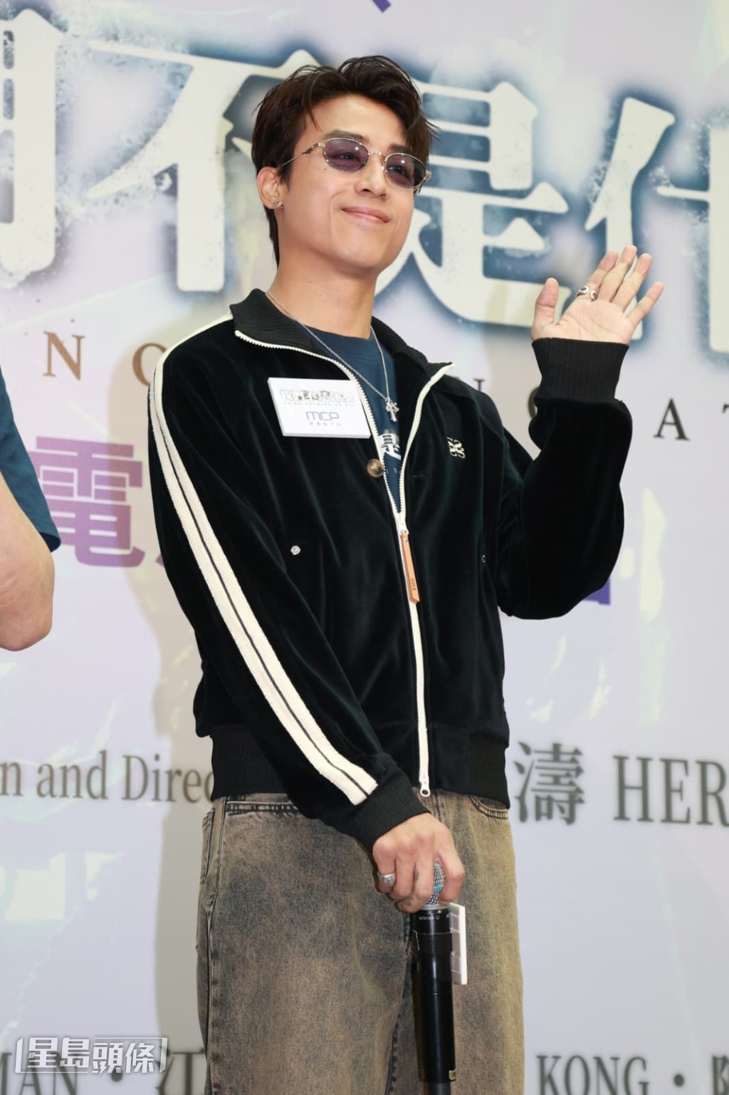 AK指家人因正在旅行所以還未看,但已準備換票證給他們。 AK指家人因正在旅行所以還未看,但已準備換票證給他們。