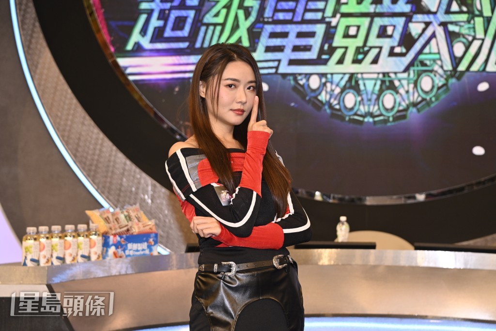 對於陳懿德早前主持《聲秀》決賽的表現惹大量負評，戴祖儀指可能溝通上有少少失誤。