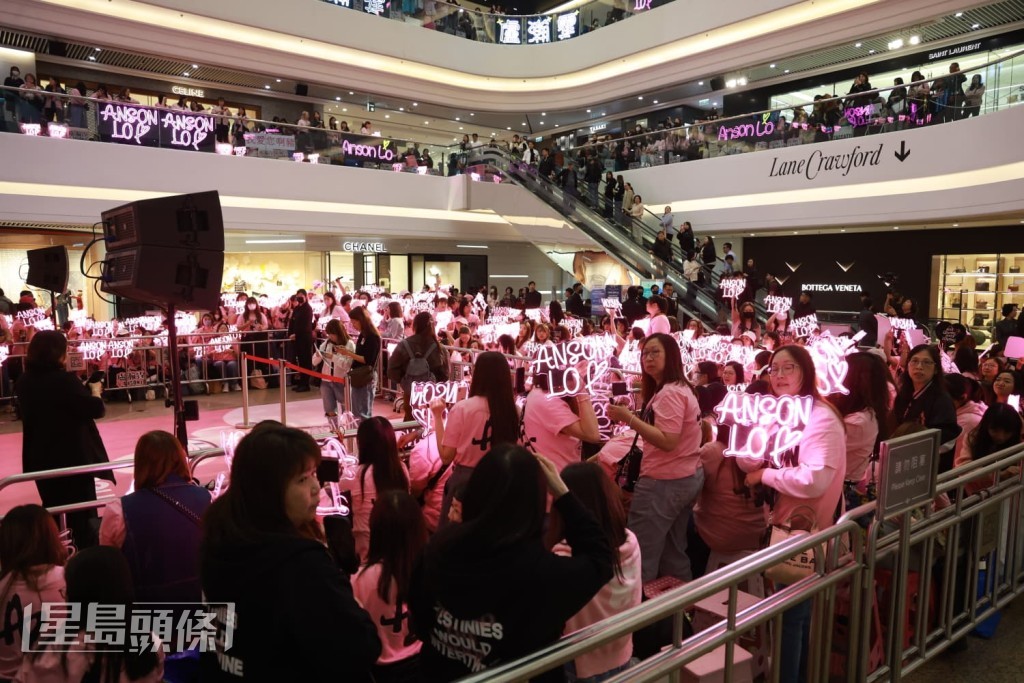 大批神徒（粉丝暱称）分别围在商场几层。