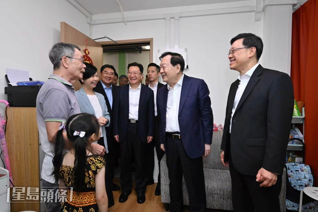 夏寶龍在元朗攸壆路簡約公屋,與一家四口住戶交流。 夏寶龍在元朗攸壆路簡約公屋,與一家四口住戶交流。