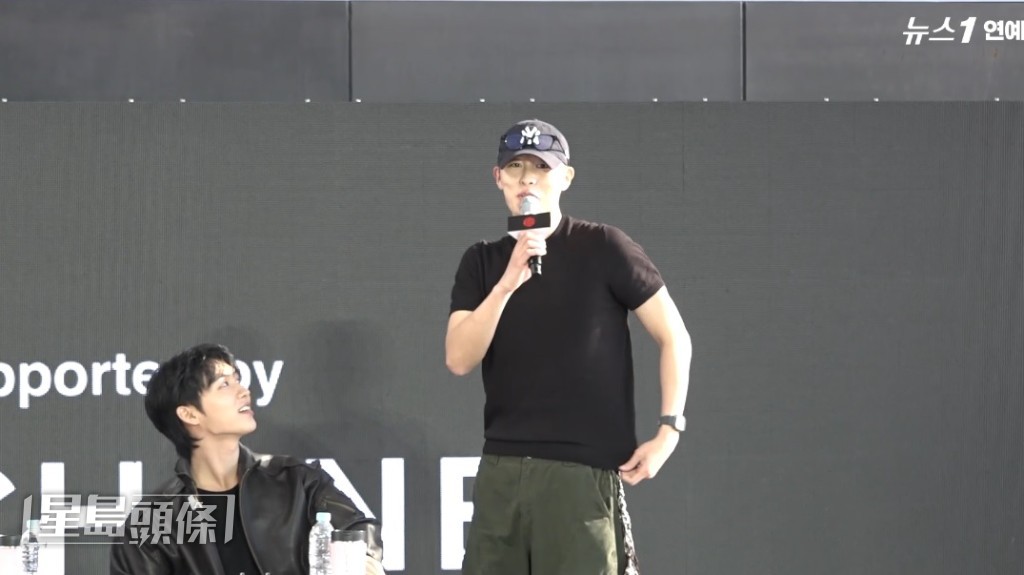 服兵役中的李宰旭驚喜現身在影展上舉行的新劇宣傳活動。 服兵役中的李宰旭驚喜現身在影展上舉行的新劇宣傳活動。