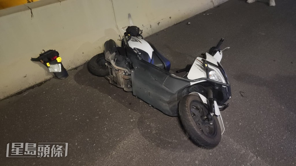 私家車懷疑由中線切入慢線,期間意外撞及一輛正沿慢線行駛的「綿羊仔」電單車。黎志偉攝 私家車懷疑由中線切入慢線,期間意外撞及一輛正沿慢線行駛的「綿羊仔」電單車。黎志偉攝