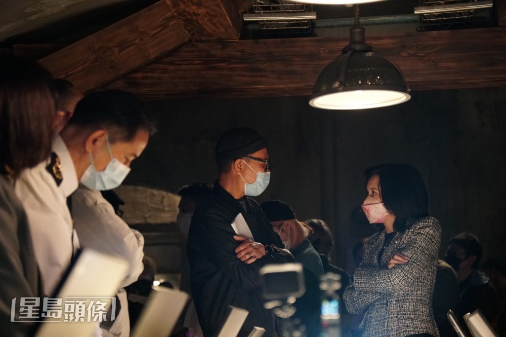 當中一幕Karen拍畢後久久無法平復情緒，華仔連忙抱擁安慰。