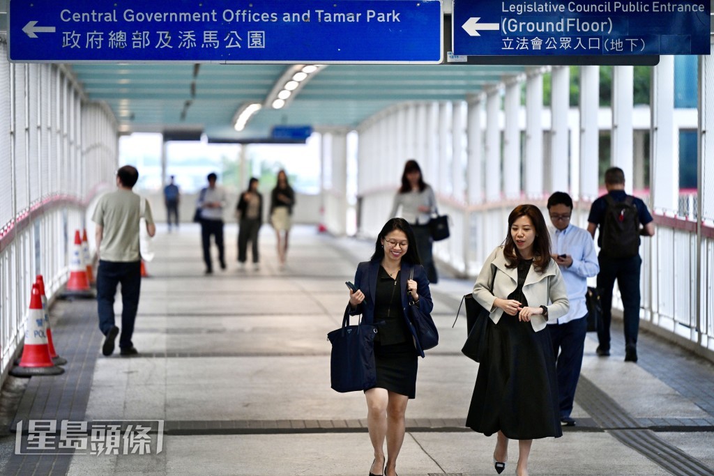 楊何蓓茵指,在處理公務員紀律聆訊時,相關部門將被賦予權力對涉事公務員施加懲罰,無需等待法院文件或判辭。資料圖片 楊何蓓茵指,在處理公務員紀律聆訊時,相關部門將被賦予權力對涉事公務員施加懲罰,無需等待法院文件或判辭。資料圖片