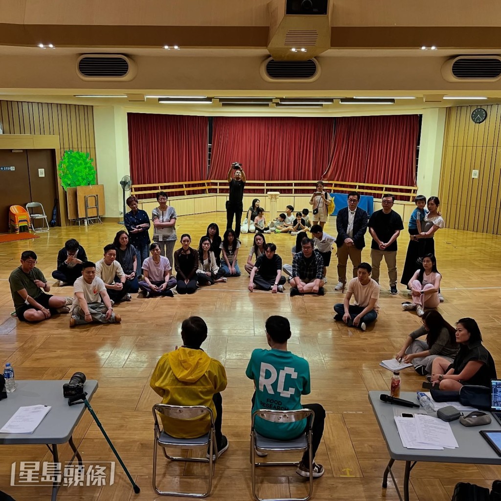 二人一齊指導演員的演技。 二人一齊指導演員的演技。