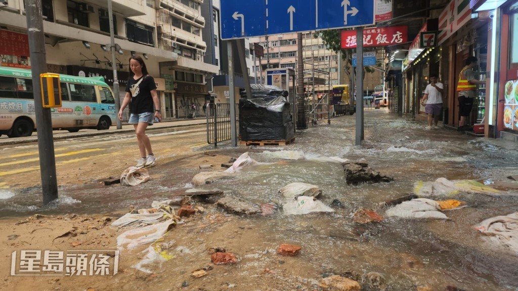灣仔道與天樂里交界一條直徑10吋食水管突然爆裂,大量食水夾雜泥沙湧出路面。黎志偉攝 灣仔道與天樂里交界一條直徑10吋食水管突然爆裂,大量食水夾雜泥沙湧出路面。黎志偉攝