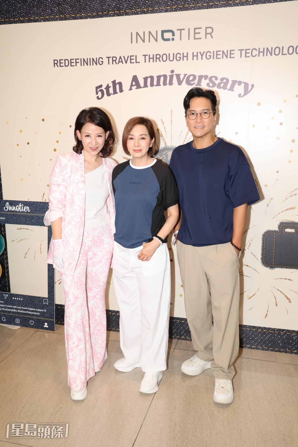 毛姐自爆本身喜歡優雅和漂亮的裝束,偏偏老公認為中性打扮才適合她和兩個女兒。 毛姐自爆本身喜歡優雅和漂亮的裝束,偏偏老公認為中性打扮才適合她和兩個女兒。