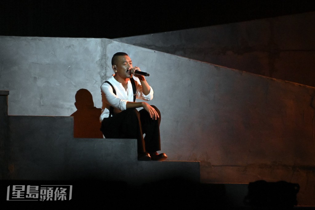 Juno演唱《Epilogue》揭開序幕。