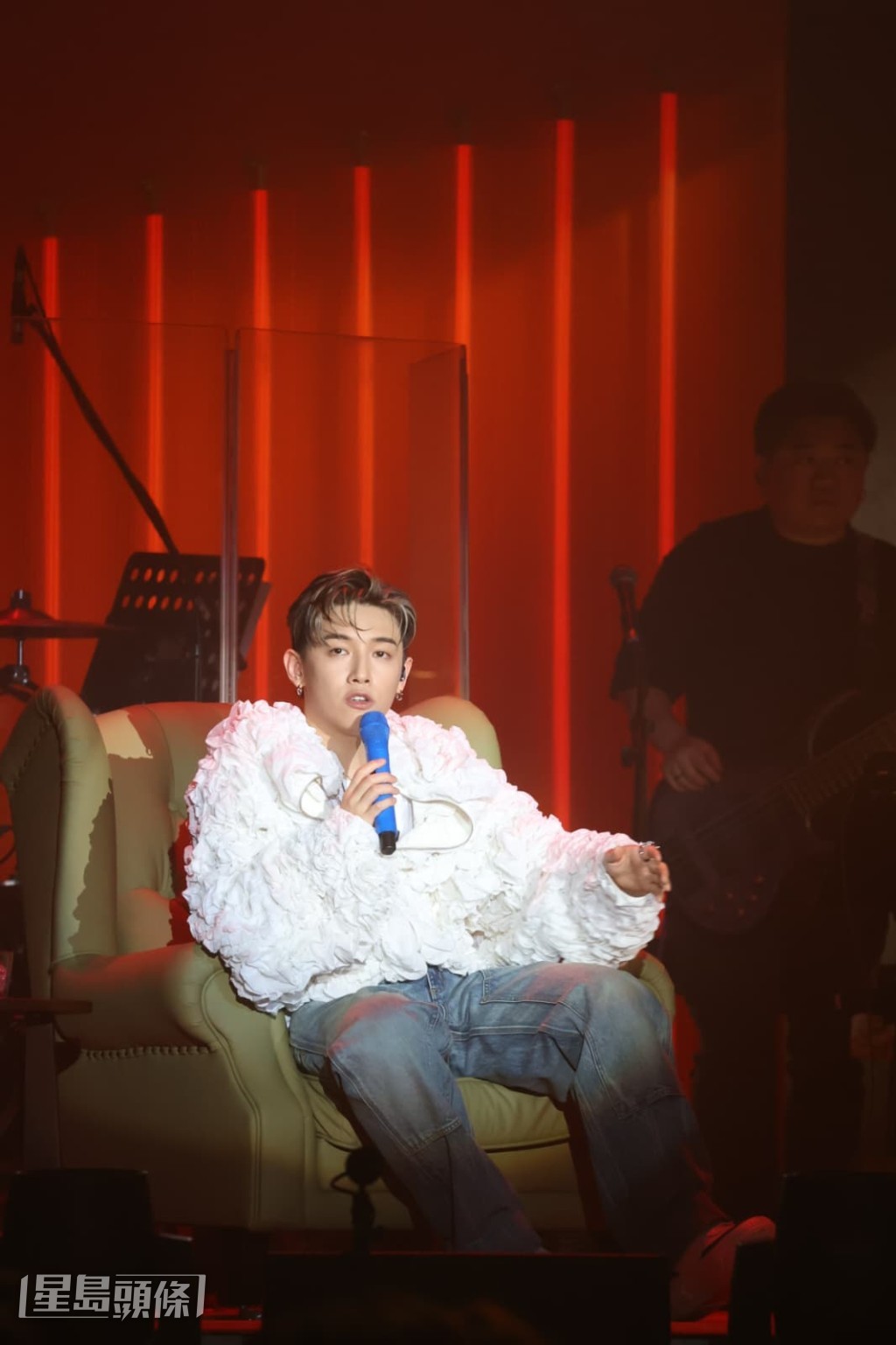 演唱其首次填詞歌曲《I'm okay》時，MC表示小丑面上有笑臉，但內裏其實不okay。