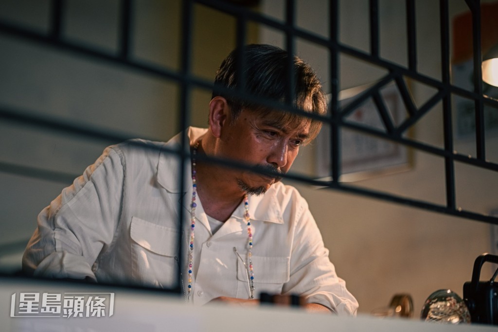 《光明大押》講述一位老字號當鋪的駐店二叔公,因老闆夫婦早逝,要肩負起照顧老闆一對兒女的責任。 《光明大押》講述一位老字號當鋪的駐店二叔公,因老闆夫婦早逝,要肩負起照顧老闆一對兒女的責任。