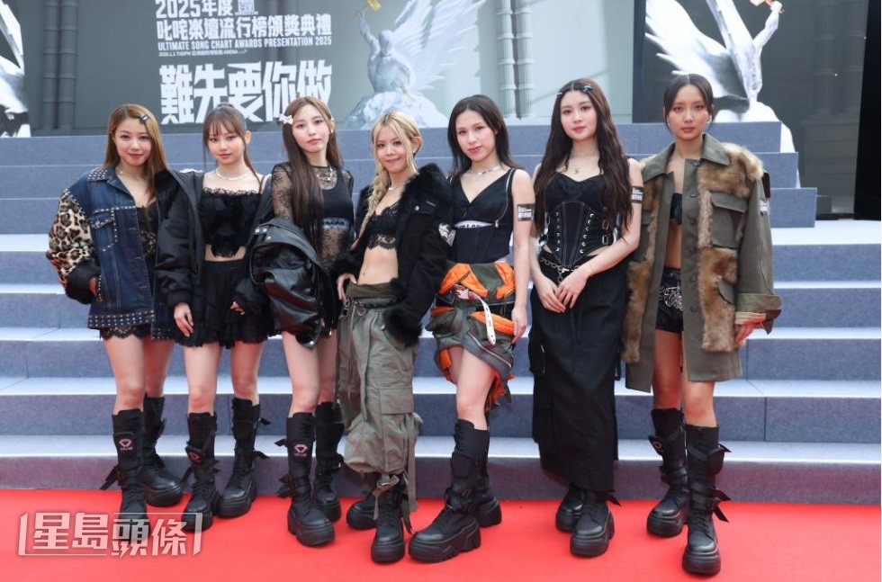 草蜢构思中的「组合大联盟」音乐会,亦打算邀请COLLAR参与。 草蜢构思中的「组合大联盟」音乐会,亦打算邀请COLLAR参与。