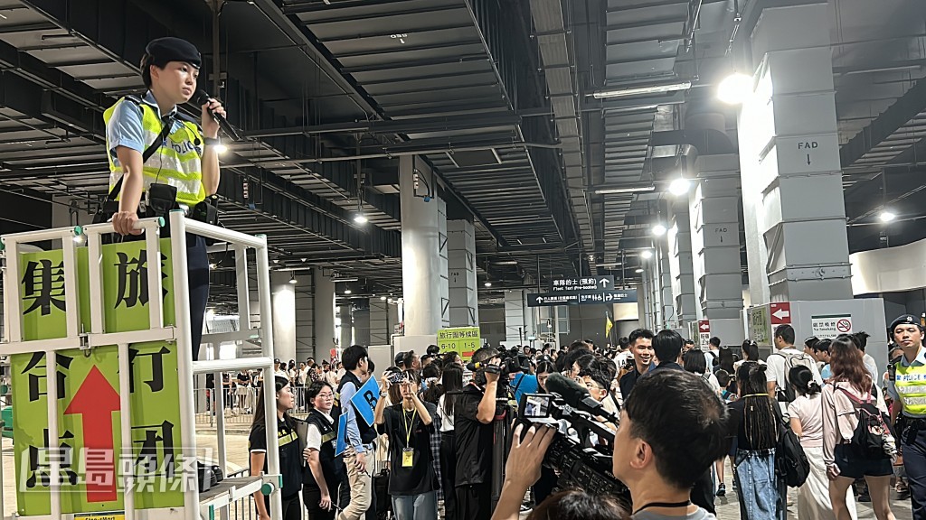 警方致力維持口岸秩序。林思明攝 警方致力維持口岸秩序。林思明攝