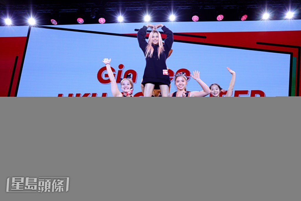 Gin Lee联同港大竞技啦啦队(HKU ACE CHEER)学生表演《Dum Dum》，初尝啦啦队高难度动作。