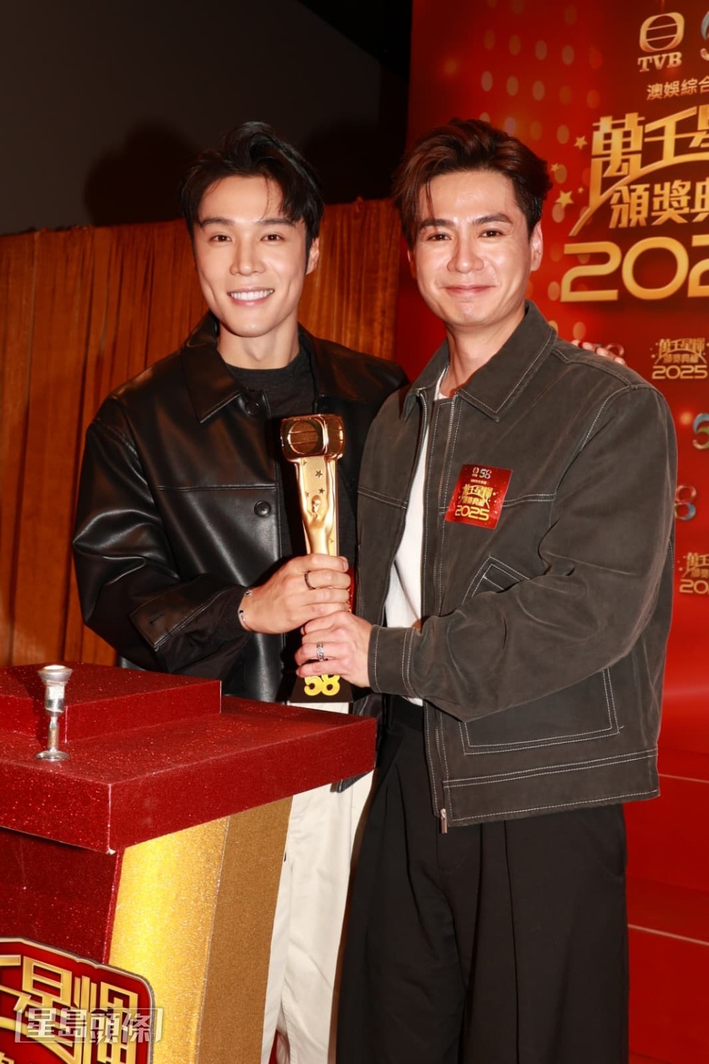 羅子溢與丁子朗一同體驗攞獎滋味。 羅子溢與丁子朗一同體驗攞獎滋味。