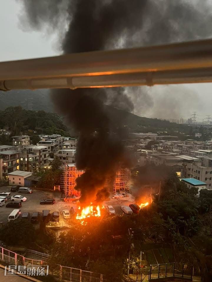 屯門塘亨路寶塘下、近和田邨一個露天停車場有多輛私家車起火，現場冒出大量濃煙，期間更一度傳出爆炸聲。