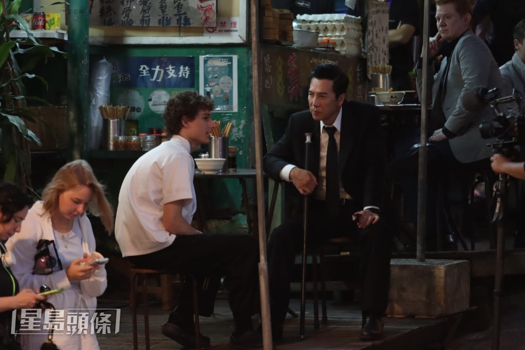 Mason Thames與甄子丹拍攝大排檔戲份。