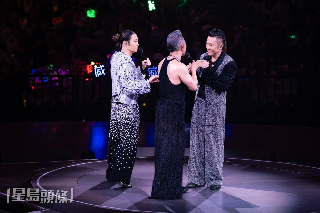 昨日「登六」壽星仔蘇志威，台上收蔡一智和蔡一傑紅包。
