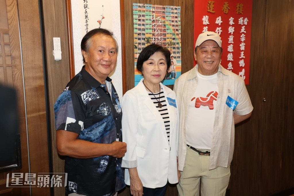 夏雨、郭鋒、吳浣儀到尖沙咀出席ViuTV正熱播的新劇《日落下的彩虹》劇組晚宴聚會。 夏雨、郭鋒、吳浣儀到尖沙咀出席ViuTV正熱播的新劇《日落下的彩虹》劇組晚宴聚會。