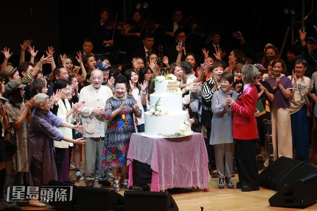 一眾好友更為賈思樂慶祝70歲生日。