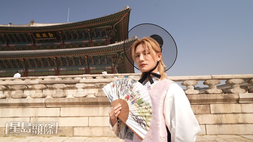 金髮Jeremy配上韓國古代書生look,彷彿在拍穿越劇。 金髮Jeremy配上韓國古代書生look,彷彿在拍穿越劇。