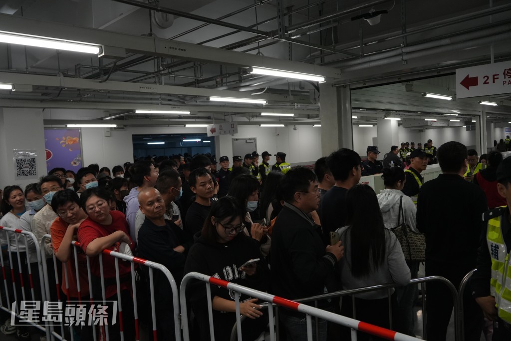 會員魚貫排隊等候入場。吳艷玲攝