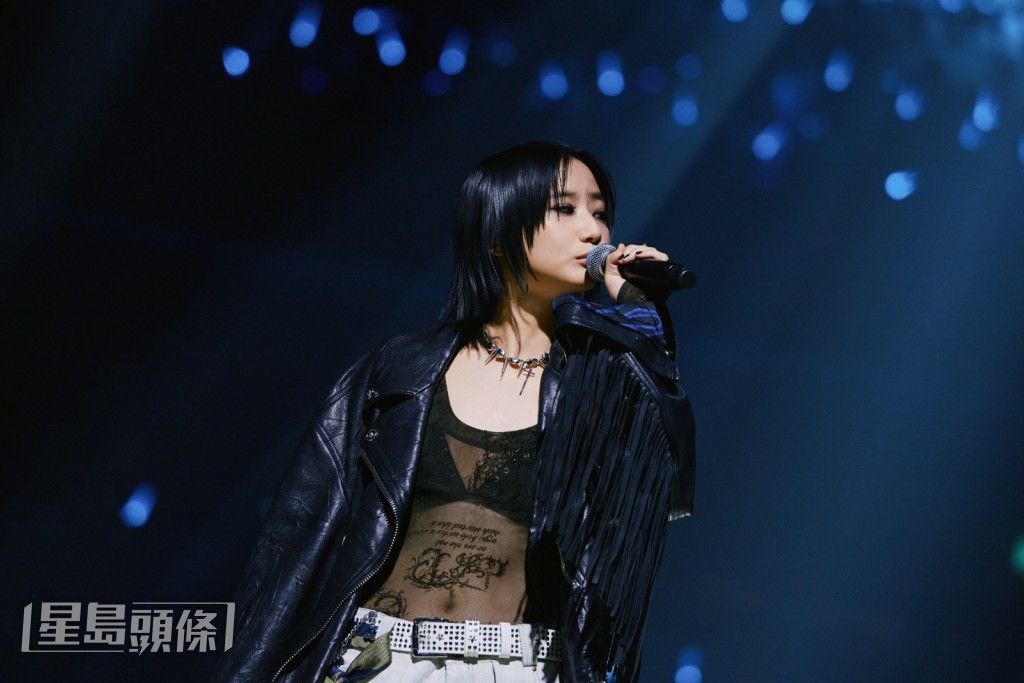 Gigi張蔓姿開心跟公司歌手一齊表演。