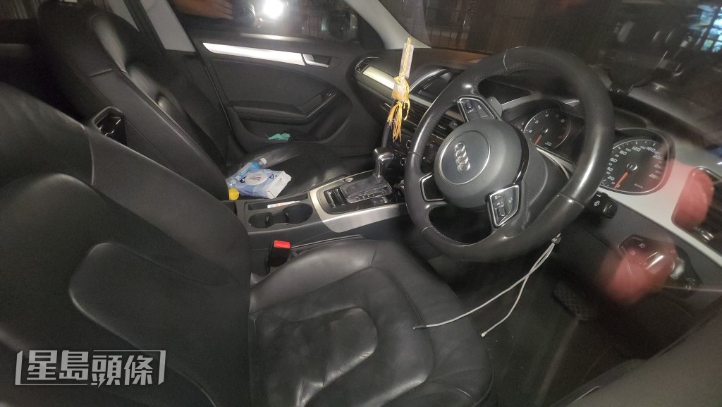 警員在車內檢獲多款懷疑毒品。