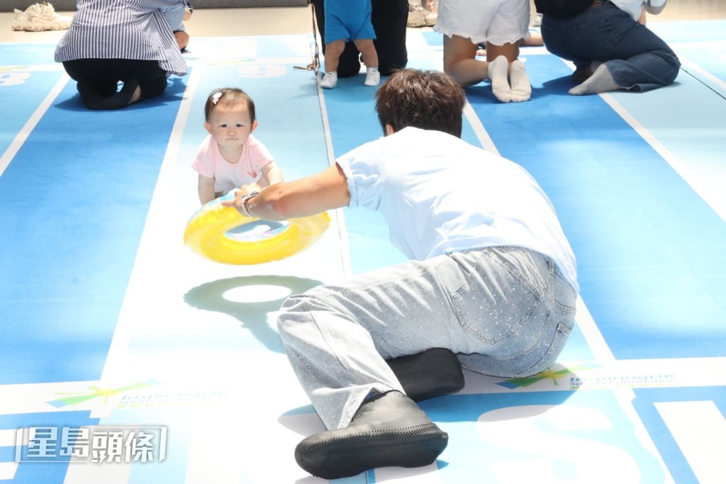 女兒奪得爬行比賽冠軍,小方直指,比自己游水更攰。 女兒奪得爬行比賽冠軍,小方直指,比自己游水更攰。