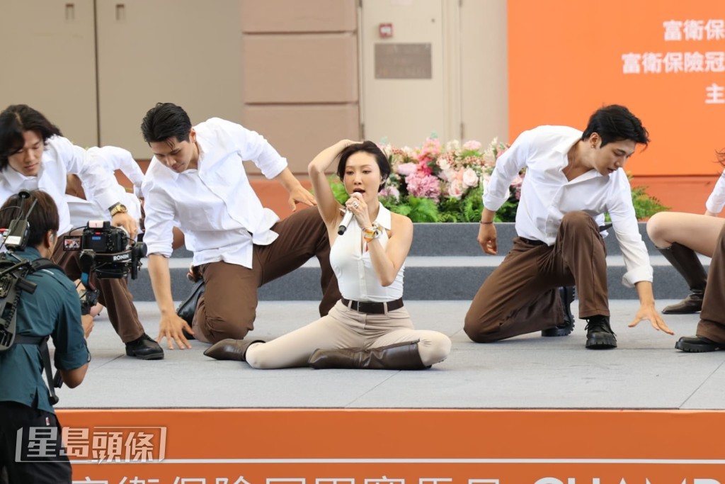 她以廣東話「大家好，我是華莎」。